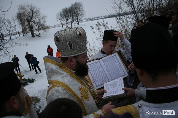 У Луцьку на  Водохреще близько  сотні людей купалися в крижаній воді. ФОТО