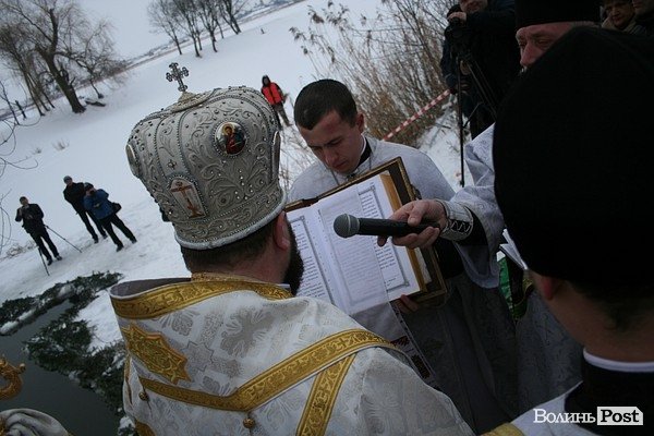 У Луцьку на  Водохреще близько  сотні людей купалися в крижаній воді. ФОТО