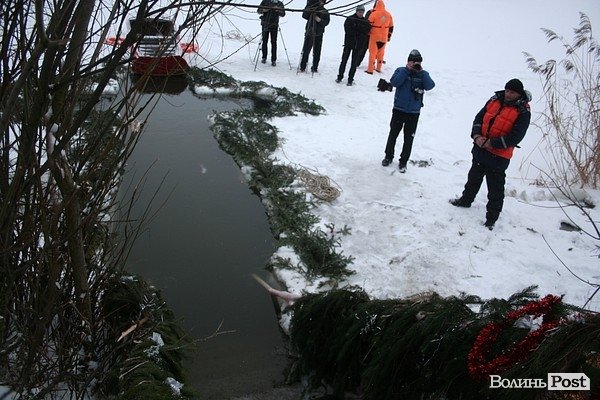 У Луцьку на  Водохреще близько  сотні людей купалися в крижаній воді. ФОТО