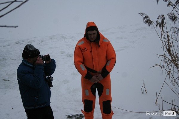 У Луцьку на  Водохреще близько  сотні людей купалися в крижаній воді. ФОТО