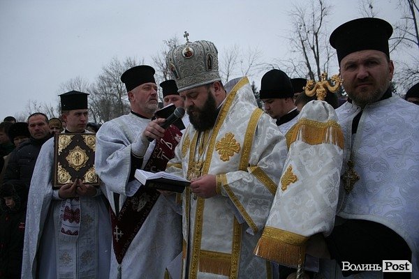 У Луцьку на  Водохреще близько  сотні людей купалися в крижаній воді. ФОТО