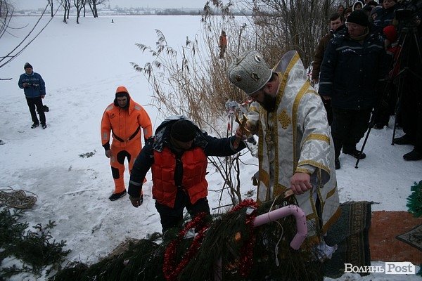 У Луцьку на  Водохреще близько  сотні людей купалися в крижаній воді. ФОТО