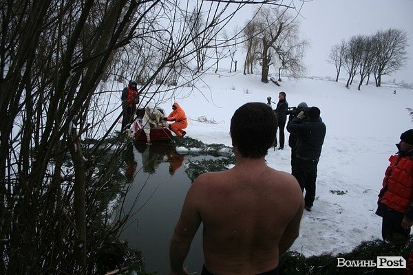 У Луцьку на  Водохреще близько  сотні людей купалися в крижаній воді. ФОТО