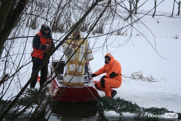 У Луцьку на  Водохреще близько  сотні людей купалися в крижаній воді. ФОТО