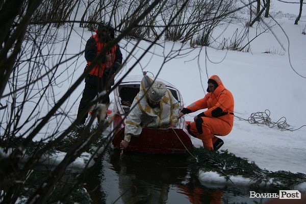 У Луцьку на  Водохреще близько  сотні людей купалися в крижаній воді. ФОТО