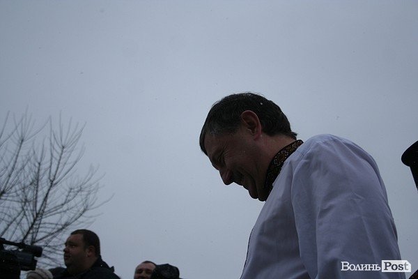 У Луцьку на  Водохреще близько  сотні людей купалися в крижаній воді. ФОТО