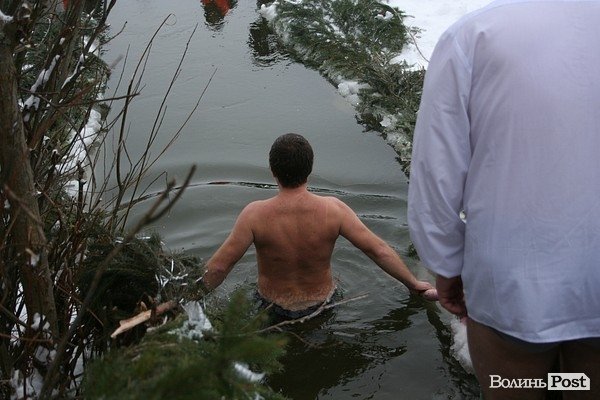 У Луцьку на  Водохреще близько  сотні людей купалися в крижаній воді. ФОТО