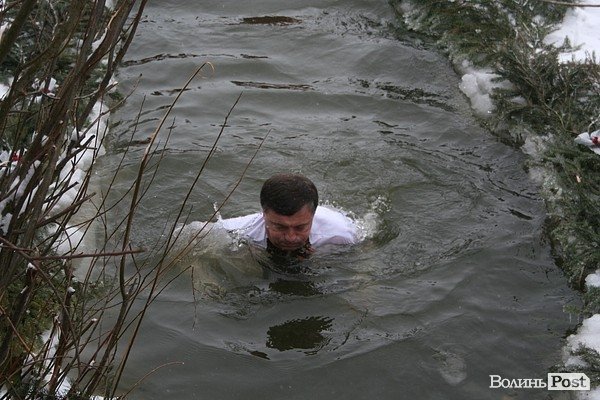 У Луцьку на  Водохреще близько  сотні людей купалися в крижаній воді. ФОТО