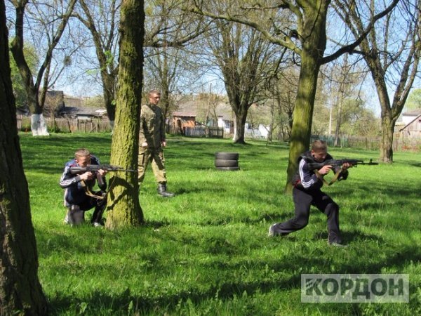 На Волині юнаків готують до бою. ФОТО