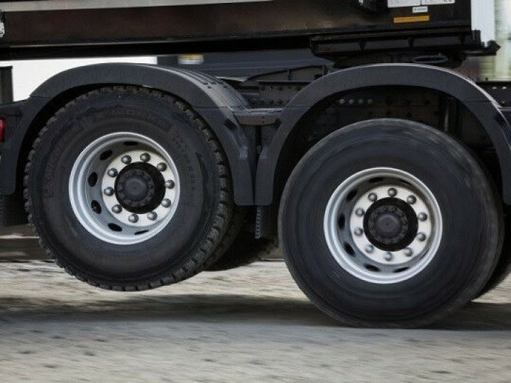 Викотилася з гаража: на Волині під колесами вантажівки загинув депутат