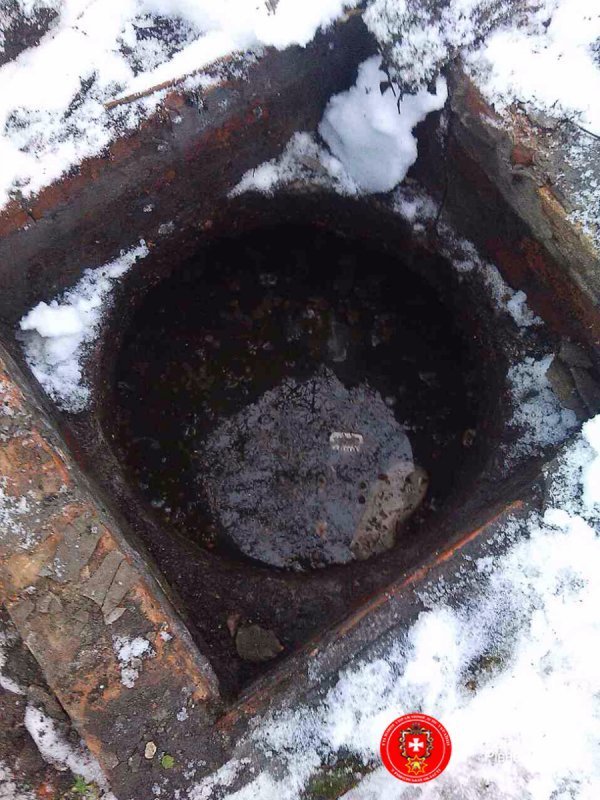 На Рівненщині жінка впала у вигрібну яму, ледве врятували