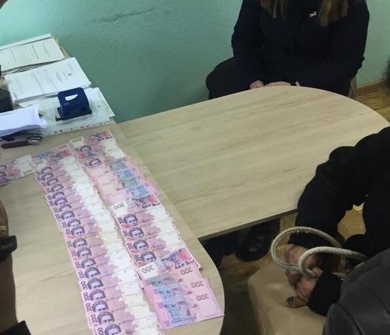 На Волині затримали жінку, яка за 15 тисяч хотіла «порішати» з прокурором. ФОТО
