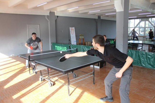 Працівники луцької мерії гралися в настільний теніс. ФОТО