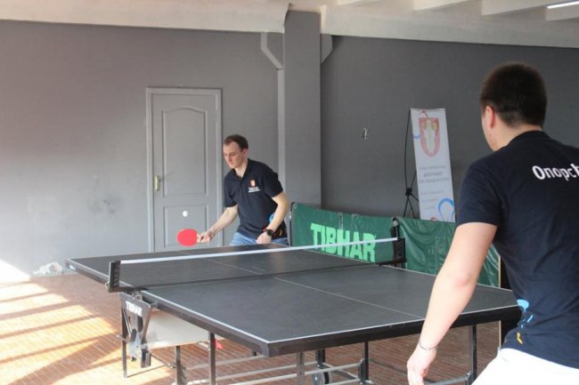 Працівники луцької мерії гралися в настільний теніс. ФОТО