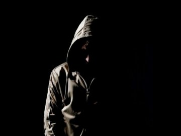 На Волині до школярок чіплявся напівоголений чоловік і показував геніталії