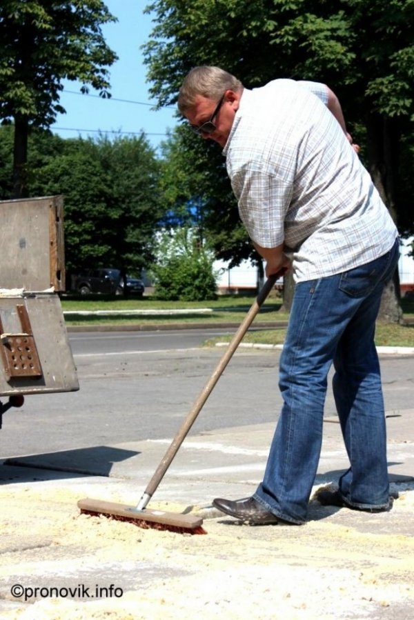 Як депутати ремонтували площу в місті на Волині. ФОТО