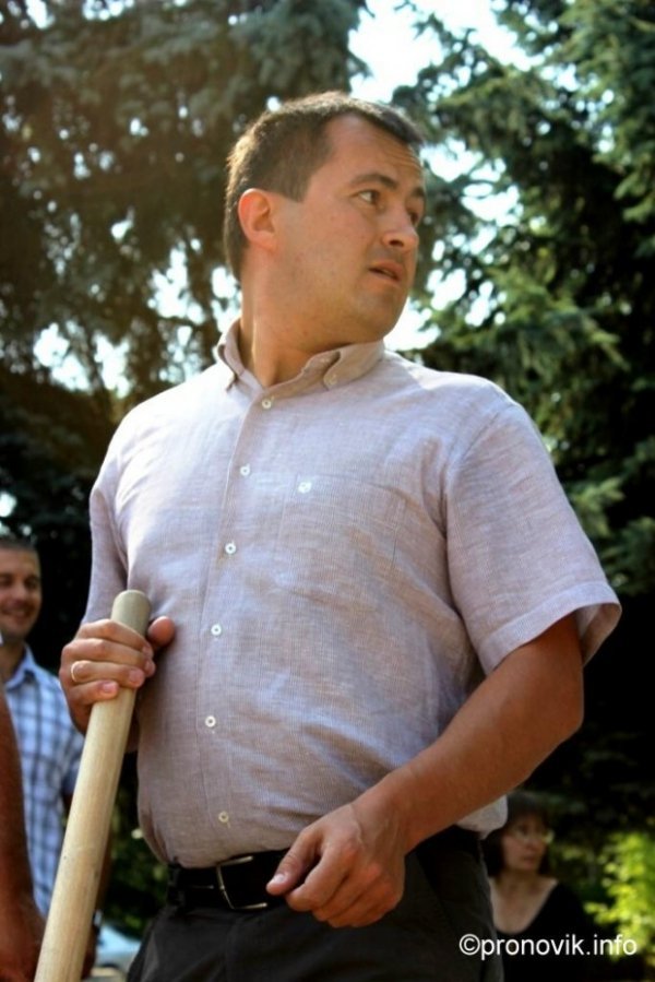 Як депутати ремонтували площу в місті на Волині. ФОТО