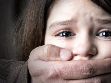 В Україні викрили п’ятьох педофілів-батьків, які розбещували малолітніх доньок
