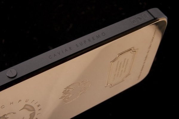 Виготовили iPhone із золотим Путіним. ФОТО