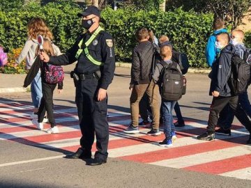 У громаді поблизу Луцька поліцейські переводять дітей через дорогу до школи