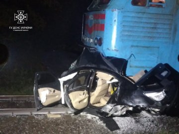Під Львовом потяг зіткнувся з автомобілем: є загиблі