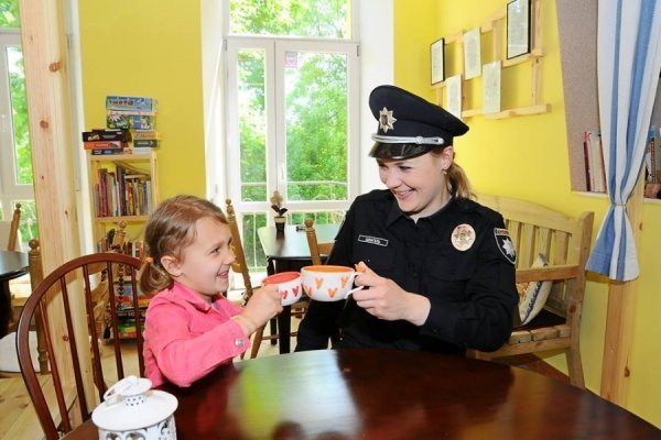 У Луцьку мами-поліцейські фотографувались зі своїми дітьми. ФОТО