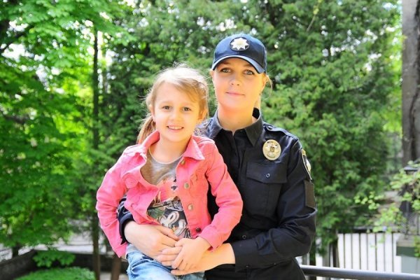 У Луцьку мами-поліцейські фотографувались зі своїми дітьми. ФОТО