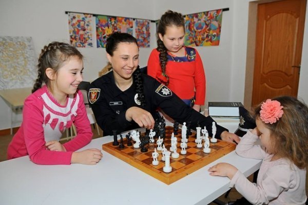 У Луцьку мами-поліцейські фотографувались зі своїми дітьми. ФОТО