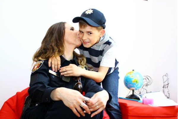 У Луцьку мами-поліцейські фотографувались зі своїми дітьми. ФОТО