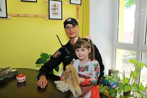 У Луцьку мами-поліцейські фотографувались зі своїми дітьми. ФОТО