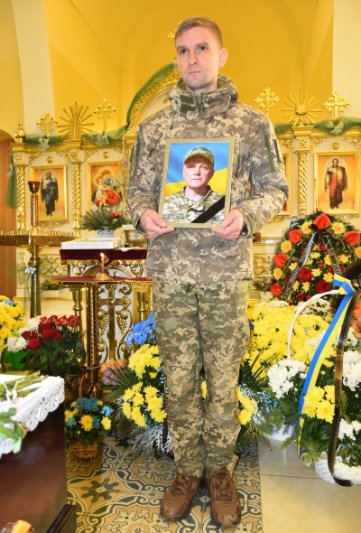 Останній бій прийняв на Харківщині: лучани попрощалися із захисником України Тарасом Горобцем