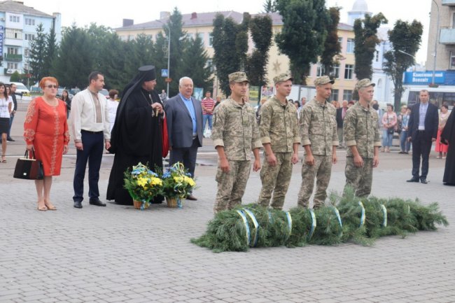 У Володимирі розгорнули 10-метровий прапор. ФОТО