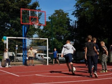 У луцькому дворі по-новому облаштують спортивний майданчик 