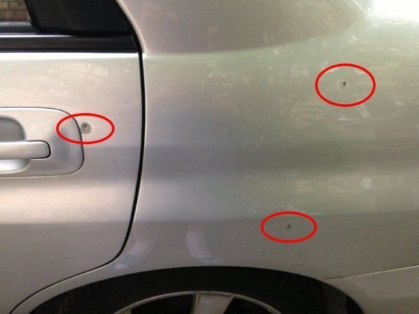 У Києві невідомий влаштував стрілянину по автомобілях. ФОТО