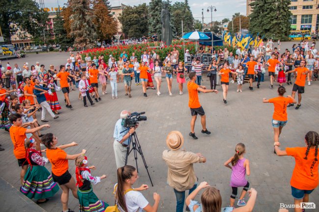 Учасники міжнародного фесту вчили лучан танцювати. ФОТО