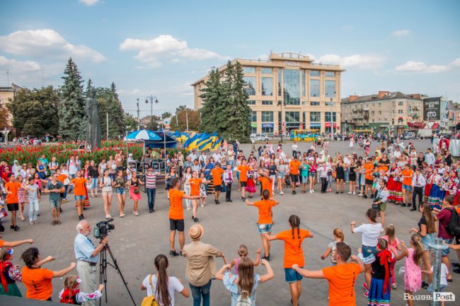 Учасники міжнародного фесту вчили лучан танцювати. ФОТО