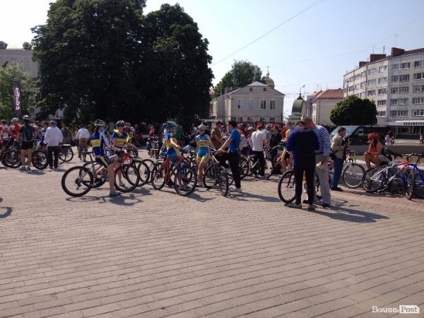 У Луцьку сотні велосипедистів зібрались на велопробіг. ФОТО