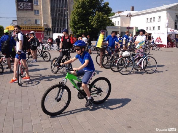 У Луцьку сотні велосипедистів зібрались на велопробіг. ФОТО