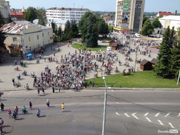 У Луцьку сотні велосипедистів зібрались на велопробіг. ФОТО