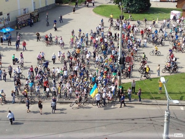 У Луцьку сотні велосипедистів зібрались на велопробіг. ФОТО