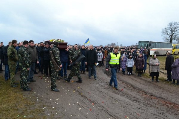 Як Нововолинськ поховав Героя Майдану. ФОТО