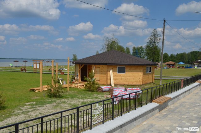 Облаштування набережної біля Світязю: останні штрихи перед стартом сезону. ФОТО