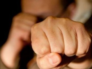 Лучанину, який вдарив поліцейську, «світить» до п'яти років в'язниці