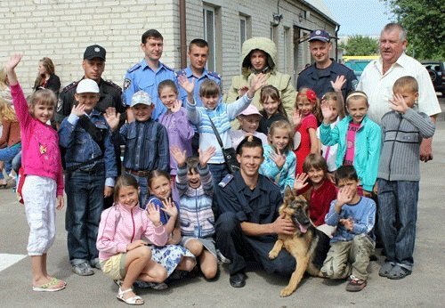 Школярів Луцька познайомили з чотирилапими «міліціонерами»