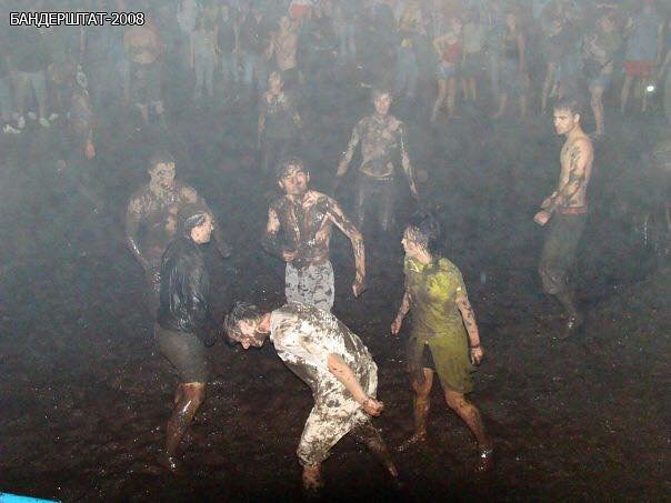 Величезне болото: опублікували фото «Бандерштату» 10-річної давнини