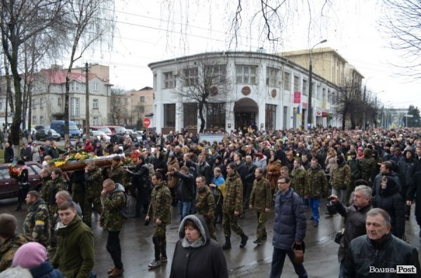 «Герої не вмирають!», – у Луцьку провели в останню путь майданівця. ФОТО. ВІДЕО