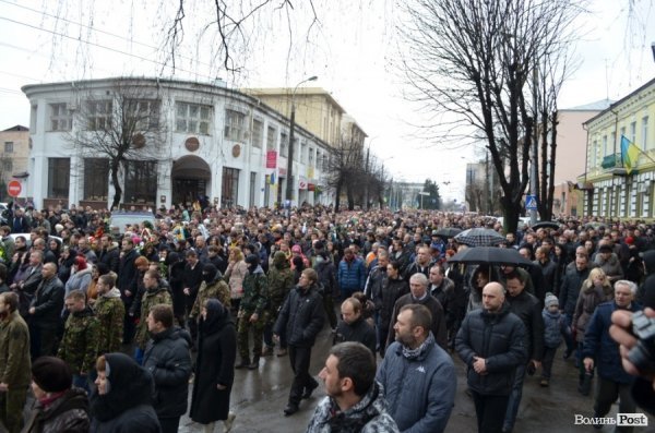«Герої не вмирають!», – у Луцьку провели в останню путь майданівця. ФОТО. ВІДЕО