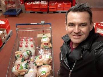 Історії, від яких хочеться плакати: як пастор допомагає українцям у Польщі пережити скруту