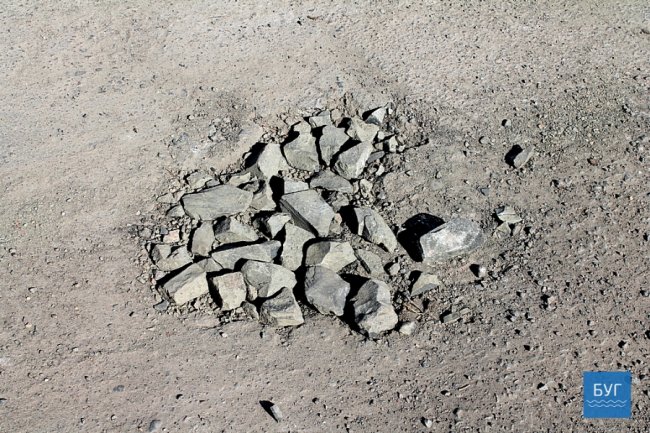 На Волині дорожники засипали вибоїни каменюками. ФОТО