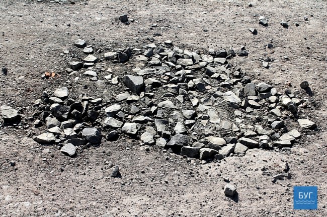 На Волині дорожники засипали вибоїни каменюками. ФОТО